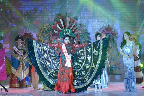 Kelly Trang Trần đoạt giải trang phục dân tộc tại Mrs World