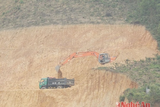 Đình chỉ khai thác đất trái phép ở Khai Sơn (Anh Sơn)
