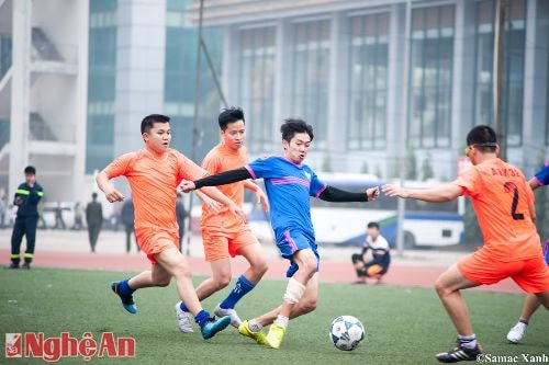 Giải bóng đá cựu học sinh trường Phan Bội Châu diễn ra tại Hà Nội