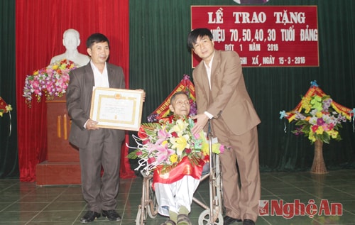 Nghi Lộc trao tặng Huy hiệu 70 năm tuổi Đảng cho cán bộ tiền khởi nghĩa