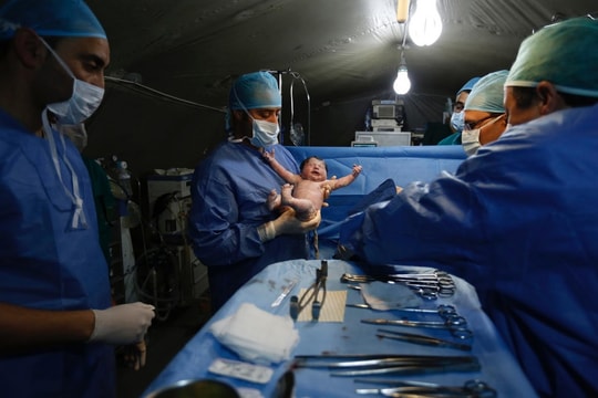 Sinh ra ở trại tị nạn...