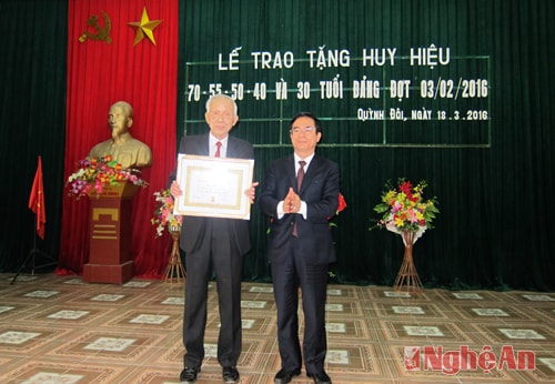 Trao tặng Huy hiệu 70 năm tuổi Đảng cho cán bộ tiền khởi nghĩa tại Quỳnh Lưu