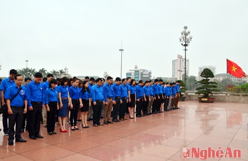 85 đoàn viên tiêu biểu Khối CCQ tỉnh dâng hoa, báo công với Bác