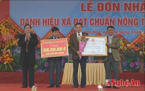 Xã Nghi Hoa (Nghi Lộc) đón bằng công nhận xã  đạt chuẩn NTM