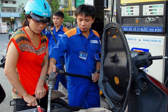 Giảm thuế dầu, giữ thuế xăng