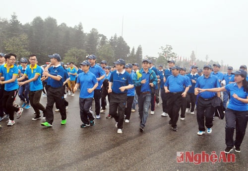 Gần 1 nghìn VĐV tham gia Lễ phát động ngày chạy Olympic