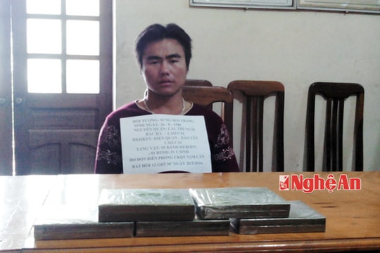 Bắt 2 đối tượng, thu giữ 6 bánh hê rô in