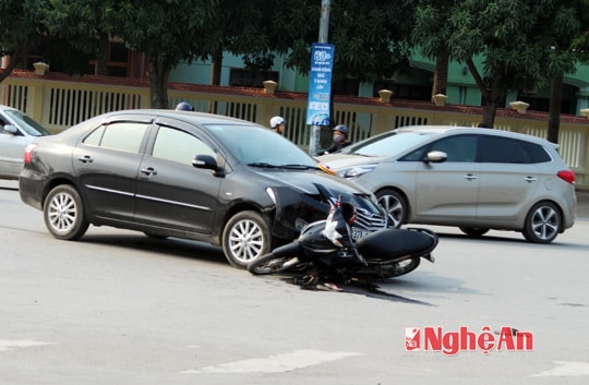 Ô tô đâm ngang xe máy, 2 người bị thương nặng