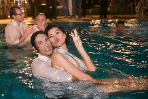 Cưới trên bờ chưa đã, vợ chồng Trang Lạ nhảy xuống hồ bơi