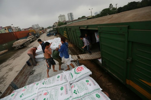 Hàng hóa vận chuyển qua đường sắt bị tê liệt