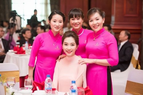 Đặng Thu Thảo mong manh với sắc hồng thạch anh