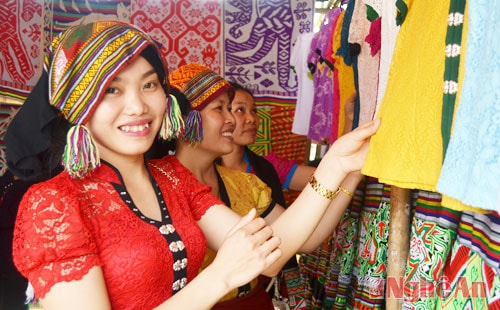 Đặc sắc các sản phẩm Thái tại lễ hội đền Chín Gian