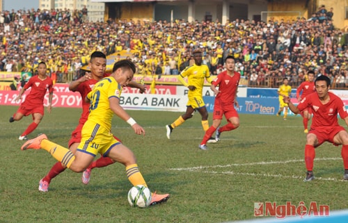 Hữu Thắng chọn 4 cầu thủ Sông Lam Nghệ An vào danh sách chính thức