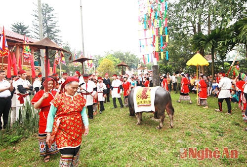 Hàng ngàn người tham dự Lễ hội đền Chín Gian