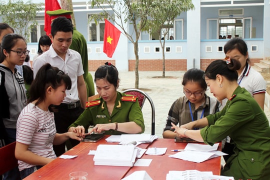 Làm chứng minh thư nhân dân tại trường cho gần 200 học sinh