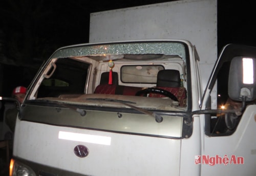 Quỳnh Lưu: Xe tải bị ném vỡ kính trong đêm, 1 người bị thương