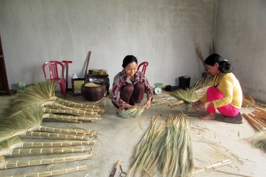 Phu đá Nam Thành trở về với nghề bện chổi