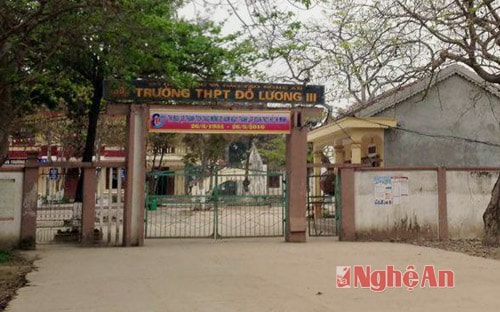 Nhóm thanh niên hành hung hiệu phó trước cổng trường