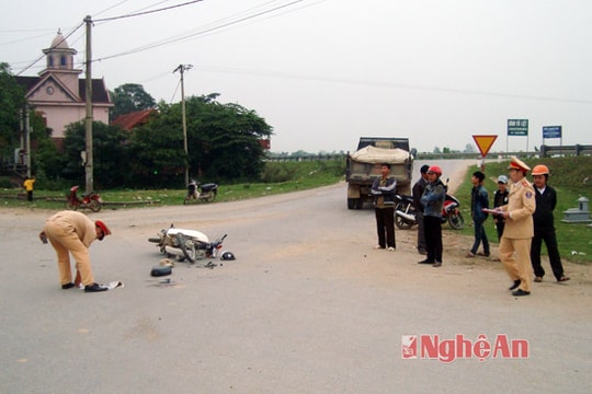 Phóng nhanh, nam sinh húc xe máy vào đuôi xe tải, bị thương nặng
