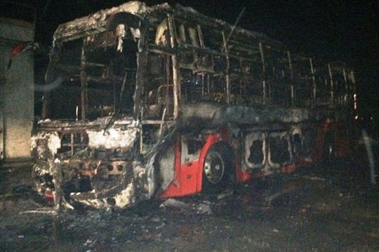 Xe khách giường nằm bỗng dưng bốc cháy trơ khung