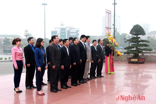Lãnh đạo tỉnh Ninh Bình dâng hoa tại Quảng trường Hồ Chí Minh