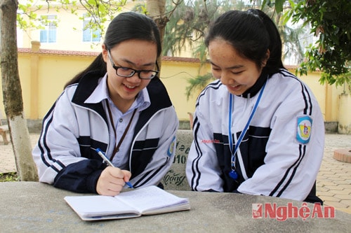 Gặp 2 nữ sinh xinh đẹp, tài năng Tiếng Anh ở trường Phan