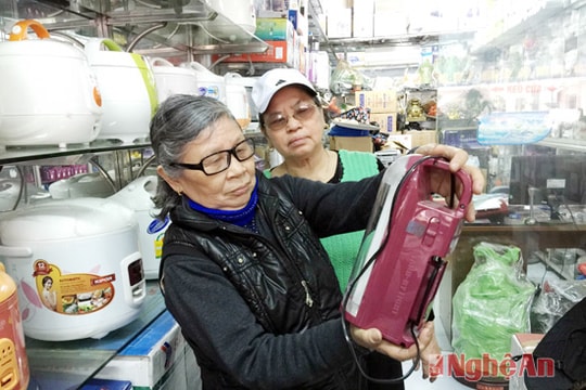 Cắt điện luân phiên, nến và thiết bị tích điện đắt hàng