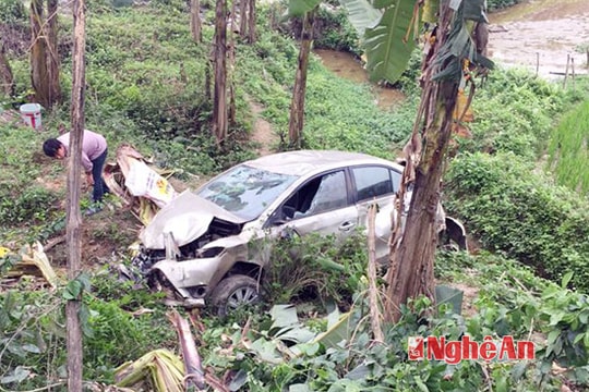 Tránh xe máy, xế hộp bay xuống hố sâu, bẹp dúm