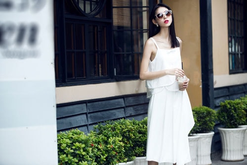 Thùy Dương khoe dáng mỏng với váy áo đơn sắc