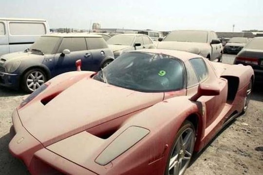Bãi siêu xe triệu đô phủ đầy bụi tại Dubai