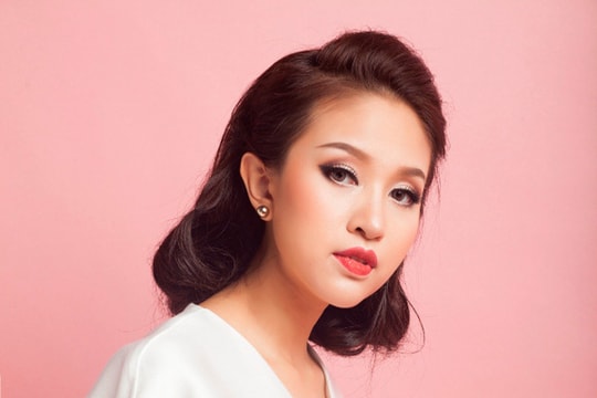 Vân Hugo kiêu kỳ với trang phục công sở