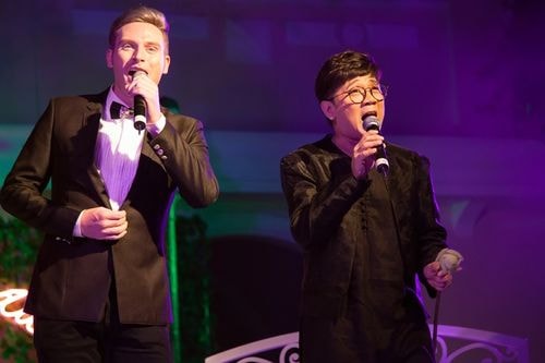 Kyo York song ca Thành Lộc trong đêm nhạc Trịnh