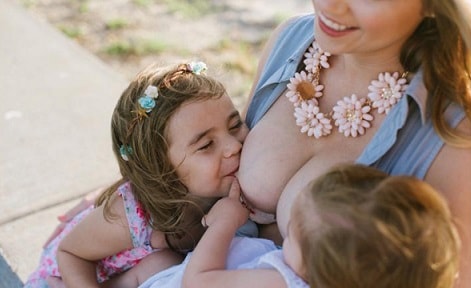 Khoảnh khắc ngọt ngào của bà mẹ cho hai con cùng bú