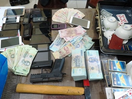 Hơn 100 cảnh sát 'đột nhập' phá sới bạc 'khủng' trang bị súng