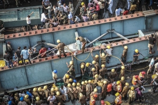 Sập cầu Ấn Độ: Số người chết lên 22, cứu hộ đang chạy đua