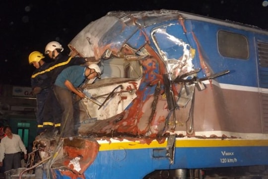 Nghi Lộc: Tàu hỏa đâm xe tải, tê liệt tuyến đường sắt Bắc - Nam