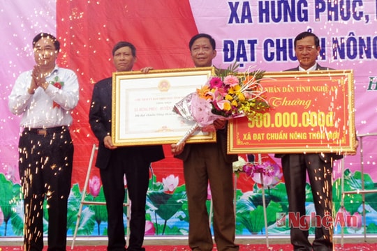 Xã Hưng Phúc đón Bằng công nhận xã đạt chuẩn NTM