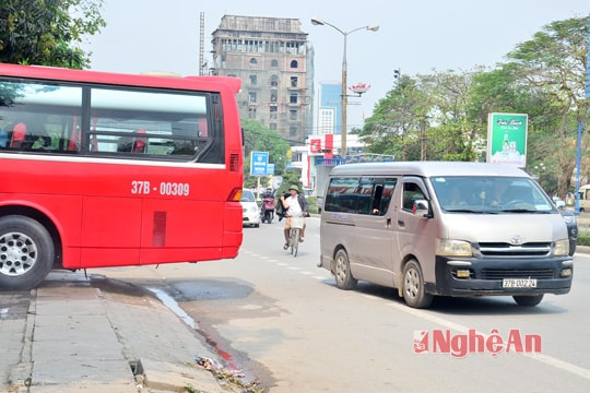 Khi vỉa hè thành nơi rửa xe