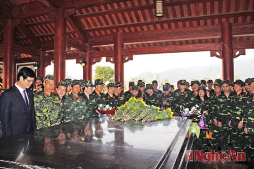 Đoàn công tác Học viện Quốc phòng dâng hương tại Khu di tích Truông Bồn