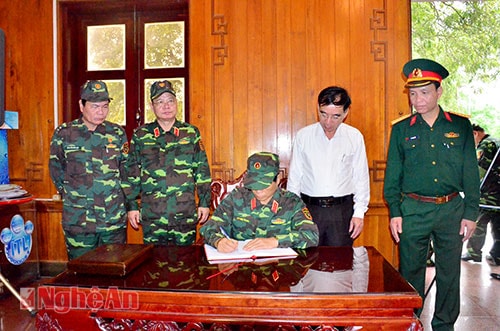 Đoàn công tác Học viện Quốc phòng dâng hoa, dâng hương tại Khu Di tích Kim Liên