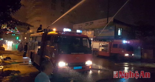 Ki-ốt bị thiêu rụi lúc nửa đêm