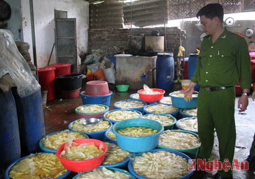 Dùng hóa chất tẩy trắng, nhuộm màu cho măng tươi ở Nghệ An