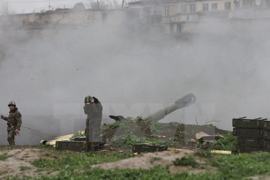 Azerbaijan lần đầu dùng pháo phản lực Smerch bắn vào quân Armenia