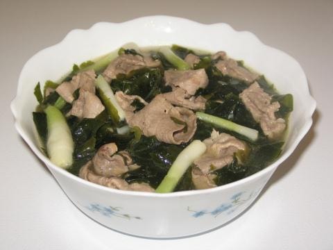 Bí quyết tăng size vòng 1 từ canh rong biển thịt bò của phụ nữ Nhật