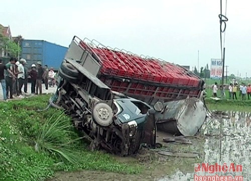 Nghệ An: Xe tải đâm nhau, lái xe bị thủng bụng