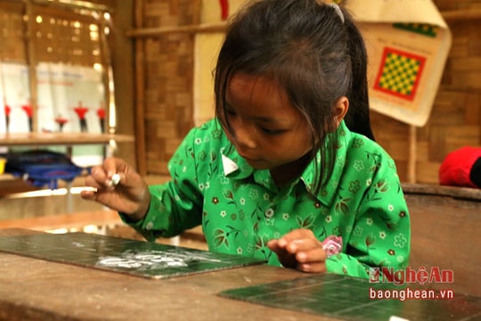 Trẻ em vùng "3 không" ở Nghệ An nhọc nhằn đến lớp