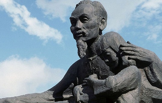 Đang hoàn thành tượng đài Chủ tịch Hồ Chí Minh trên quê hương Lênin