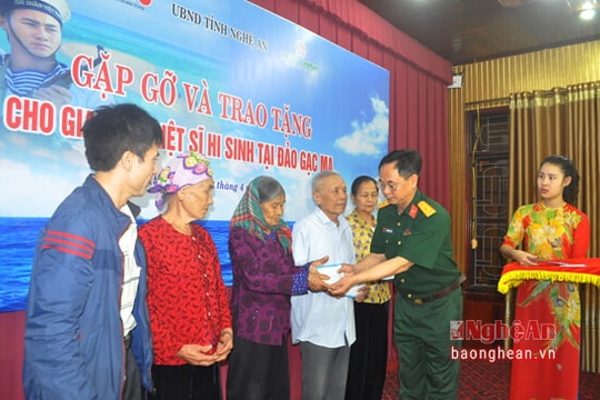 Trao quà gia đình 10 Liệt sỹ hy sinh tại đảo Gạc Ma