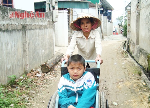 Mẹ cà nhắc nuôi con bại liệt