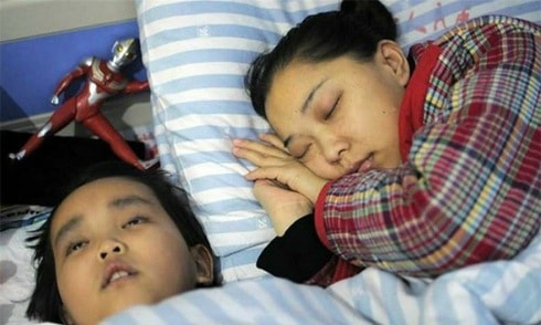 Bé 7 tuổi mắc u não hiến thận trước khi chết để cứu mẹ